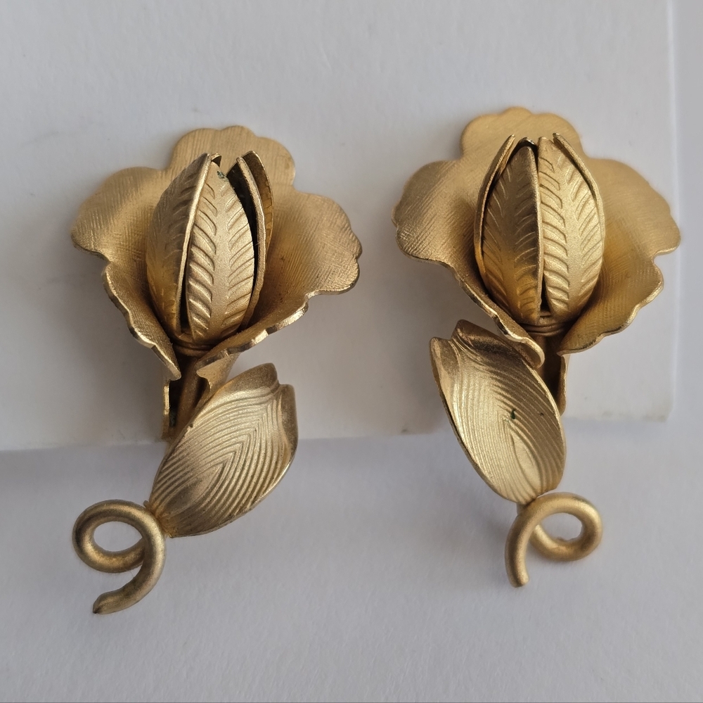 Vintage earrings floral flower sweet pea gold tone screwback garden